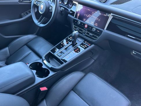 Used 2025 Porsche Macan AWD/4WD image 18