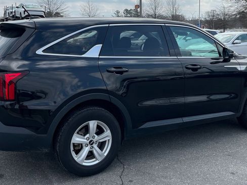 Used 2023 Kia Sorento LX image 9