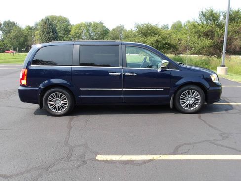 Used 2014 Chrysler Town & Country Touring-L w/ Driver Convenience Group FWD image 2