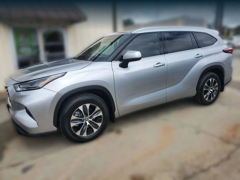 Used 2022 Toyota Highlander XLE FWD image 8