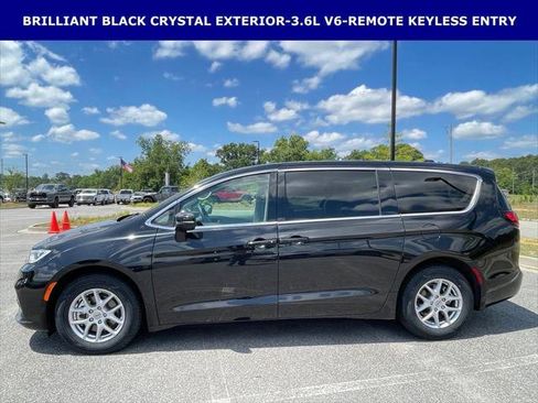 Certified 2023 Chrysler Pacifica Touring-L FWD image 7
