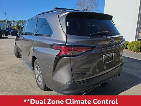Used 2022 Toyota Sienna XLE image 5