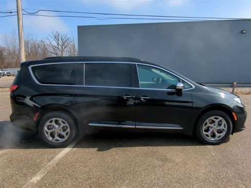 Used 2023 Chrysler Pacifica Limited image 15