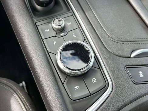 Used 2025 Cadillac XT6 Luxury FWD image 33