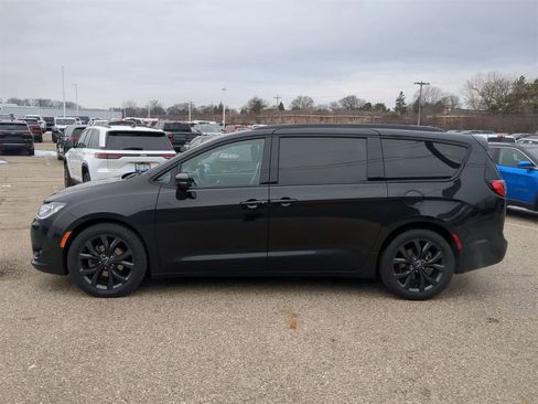 Certified 2019 Chrysler Pacifica Limited w/ S Appearance Package image 11