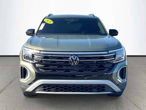 Used 2025 Volkswagen Atlas Peak Edition SE AWD/4WD image 2