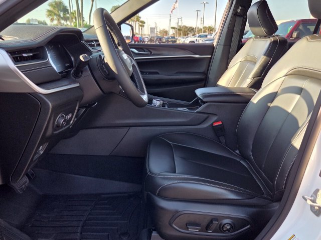Certified 2025 Jeep Grand Cherokee Limited w/ Black Appearance Package AWD/4WD image 10