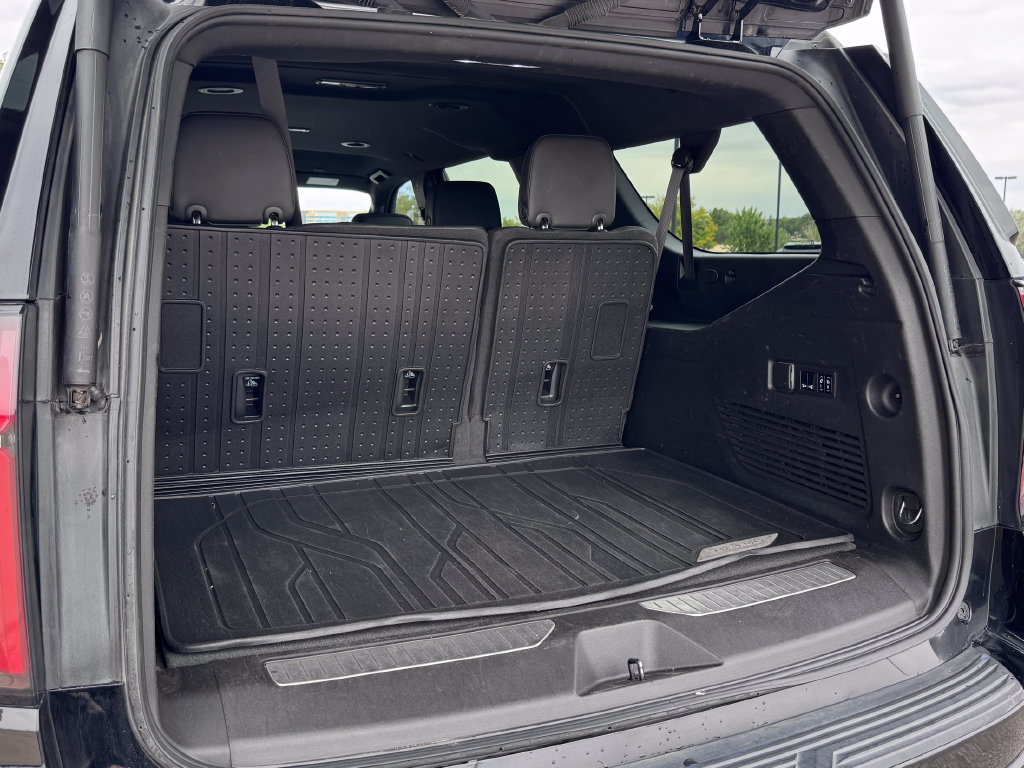 Used 2023 Chevrolet Suburban RST w/ Luxury Package AWD/4WD image 15