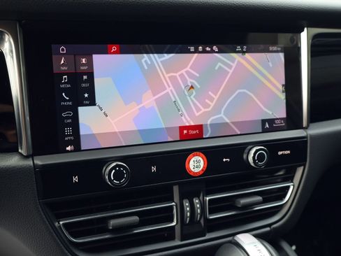 Certified 2025 Porsche Macan image 18