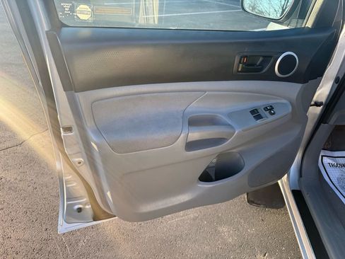 Used 2011 Toyota Tacoma 4x4 Access Cab V6 w/ Convenience Pkg image 10