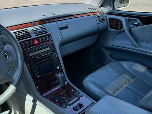 Used 2000 Mercedes-Benz E 320 Sedan image 37