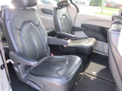 Used 2020 Chrysler Pacifica Limited FWD image 36