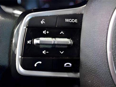 Certified 2022 Kia Sorento LX image 25