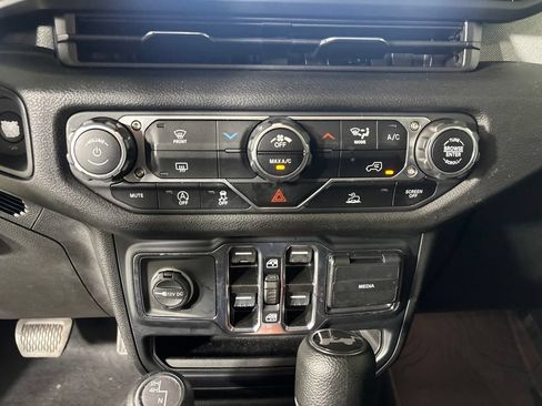 Used 2024 Jeep Wrangler Unlimited Sport AWD/4WD image 17