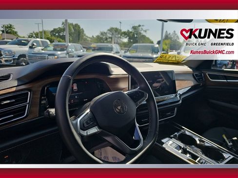 Used 2025 Volkswagen Atlas SE AWD/4WD image 11