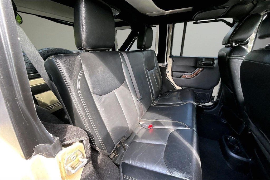 Used 2018 Jeep Wrangler Unlimited Sahara w/ Connectivity Group AWD/4WD image 26