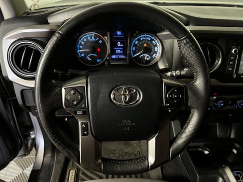 Used 2017 Toyota Tacoma SR5 w/ Tow Package AWD/4WD image 9