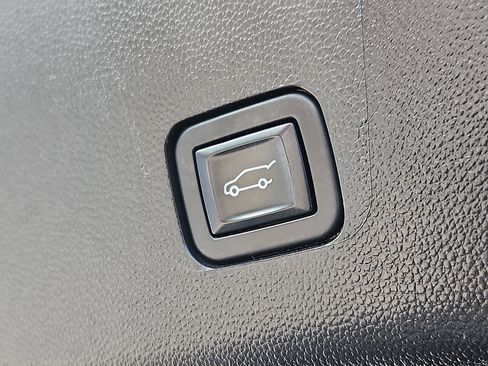 Used 2022 Chevrolet Traverse LT image 29