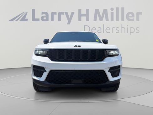 Used 2024 Jeep Grand Cherokee Altitude AWD/4WD image 8