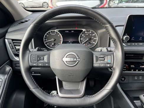 Used 2025 Nissan Rogue SV image 30