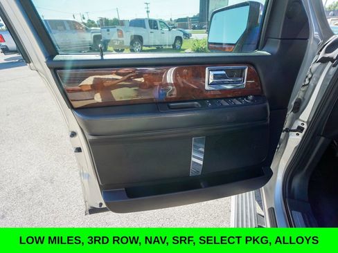 Used 2017 Lincoln Navigator Select image 16