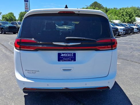 Used 2024 Chrysler Pacifica Touring-L FWD image 5
