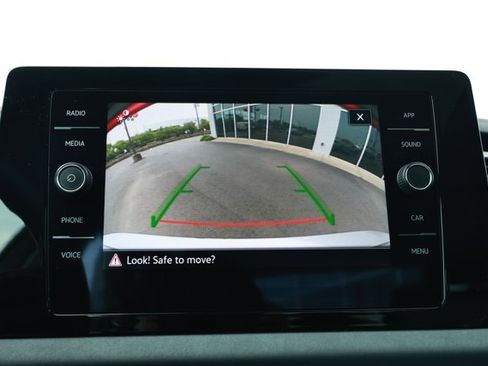 Used 2025 Volkswagen Jetta SE FWD image 17