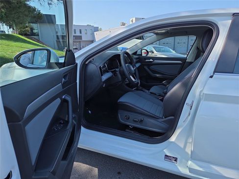Used 2026 Volkswagen Jetta SE FWD image 12