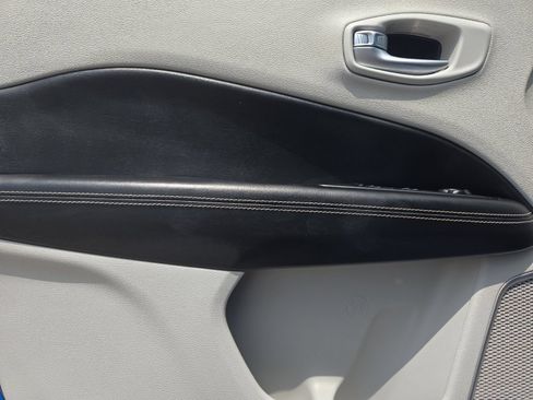Used 2018 Jeep Compass Latitude w/ Popular Equipment Group FWD image 10