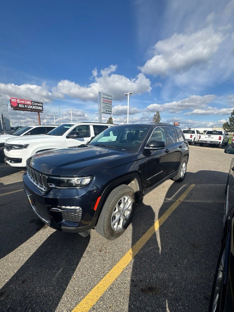 Used 2023 Jeep Grand Cherokee Limited AWD/4WD image 10