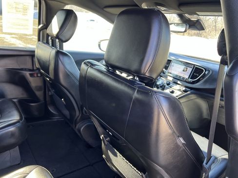 Used 2025 Chrysler Pacifica Select image 13