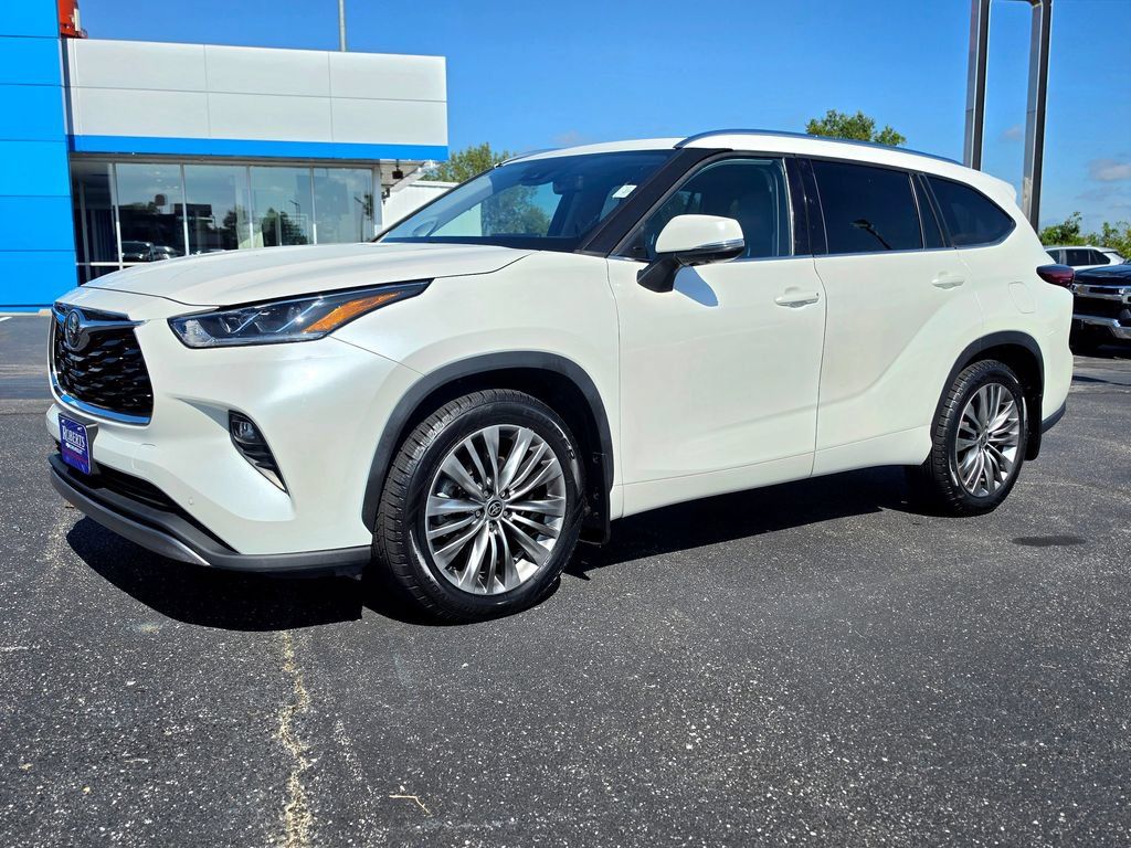 Used 2021 Toyota Highlander Platinum AWD/4WD image 2