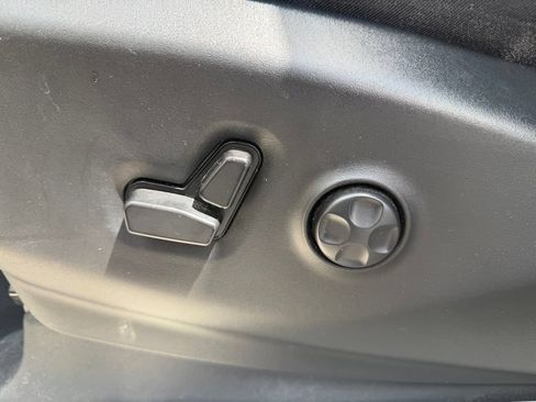Used 2024 Chrysler Pacifica Touring-L FWD image 19