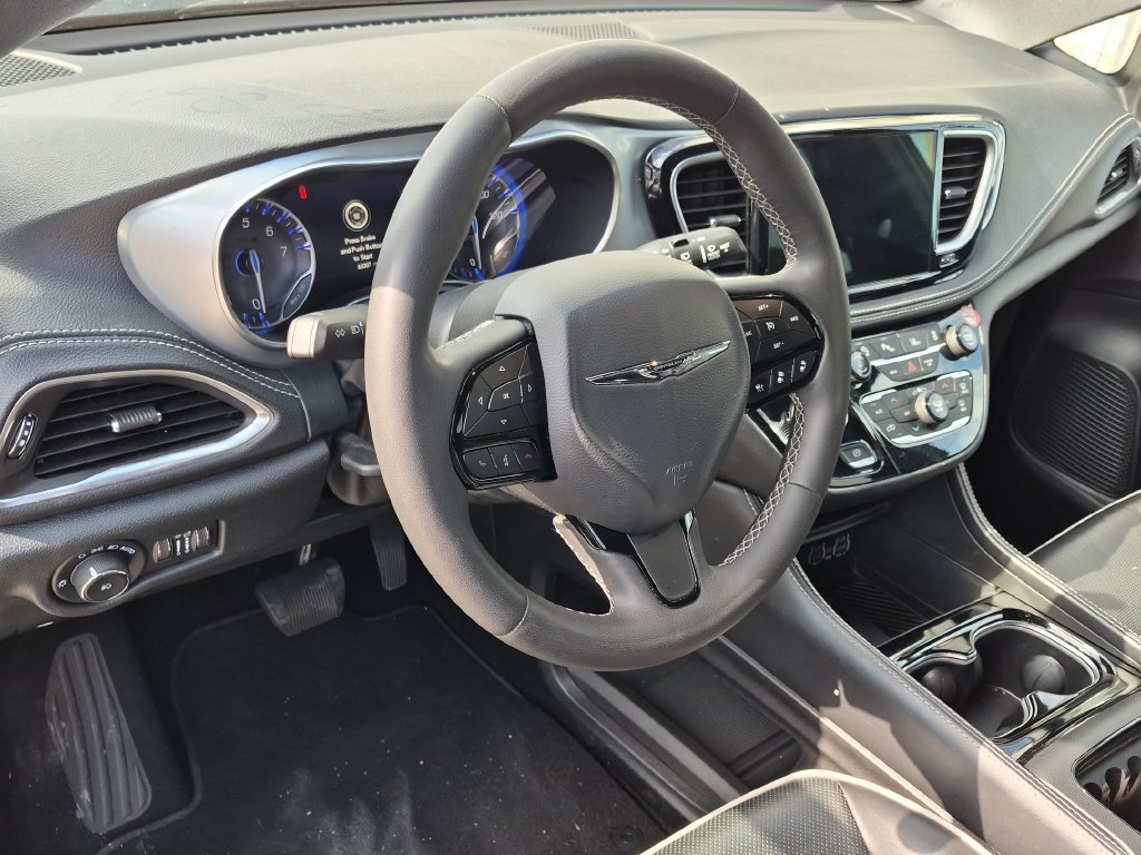 Used 2025 Chrysler Pacifica Limited FWD image 5