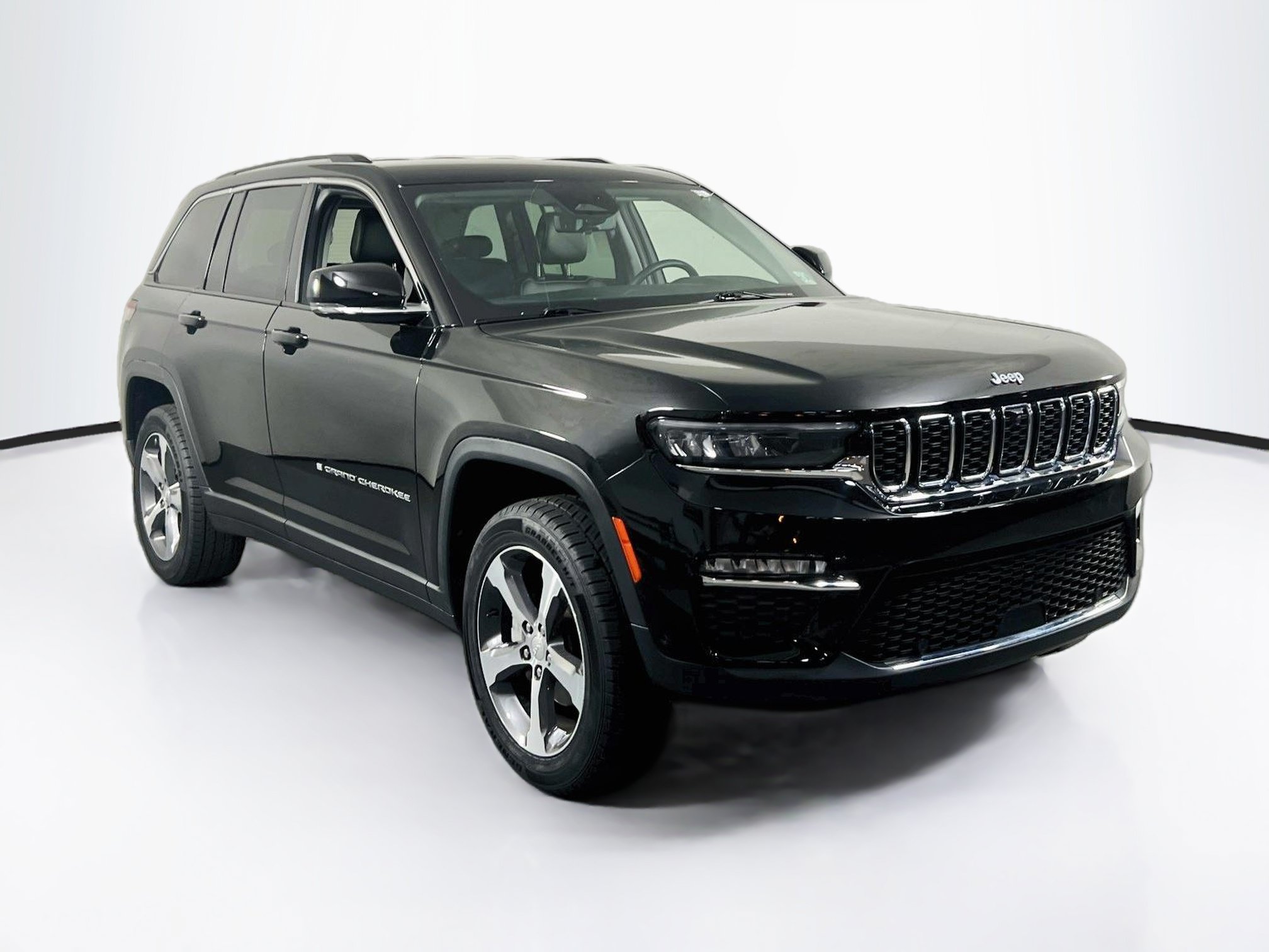 Used 2023 Jeep Grand Cherokee Limited w/ Luxury Tech Group II AWD/4WD image 3