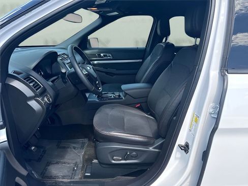 Used 2018 Ford Explorer XLT w/ Equipment Group 202A AWD/4WD image 9
