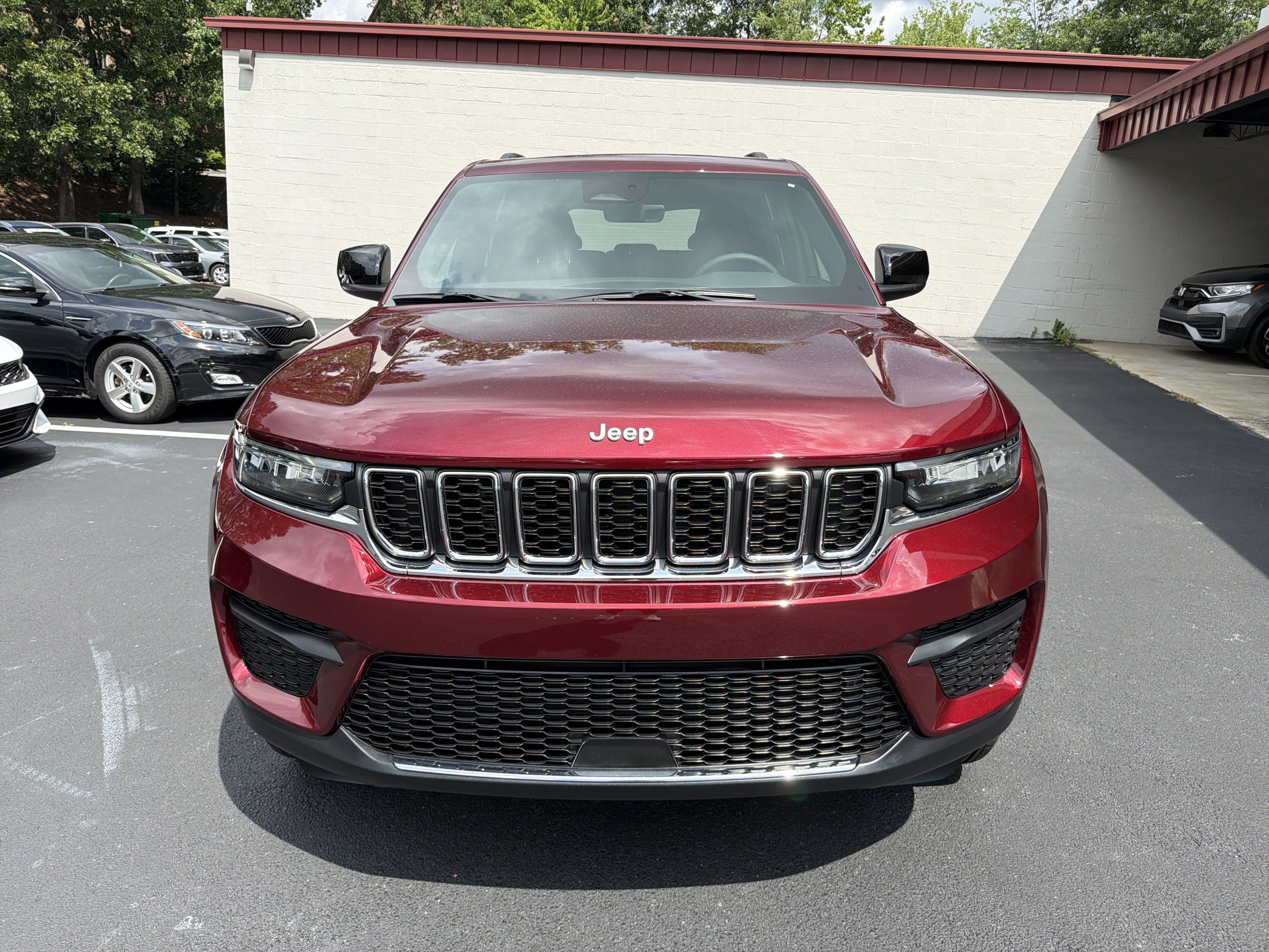 Used 2025 Jeep Grand Cherokee Laredo X RWD image 2