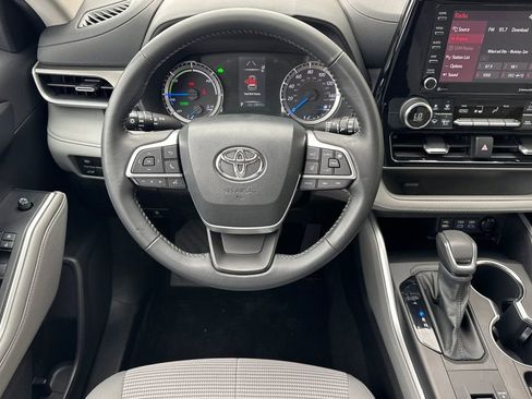 Used 2022 Toyota Highlander LE FWD image 14