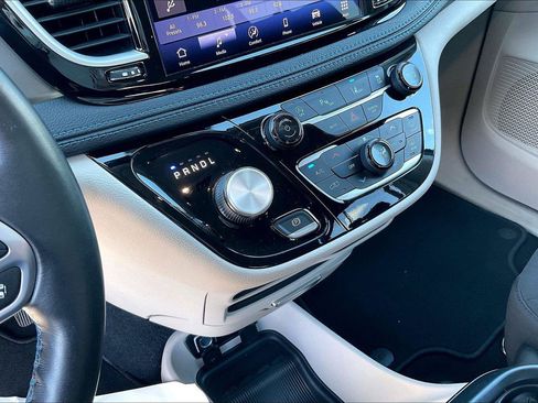 Used 2021 Chrysler Pacifica Touring w/ Cold Weather Group FWD image 15