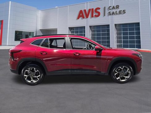 Used 2025 Chevrolet Trax LT w/ LT Convenience Package FWD image 5