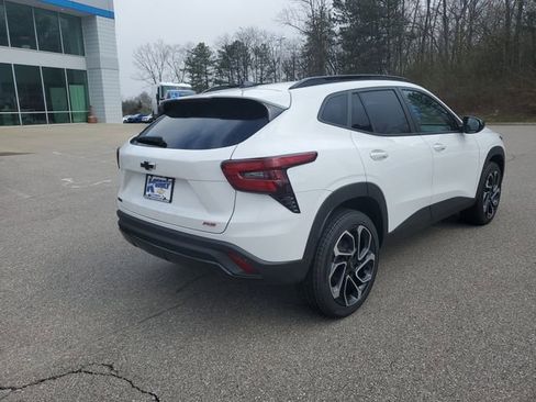 New 2026 Chevrolet Trax RS w/ Sunroof Package FWD image 4