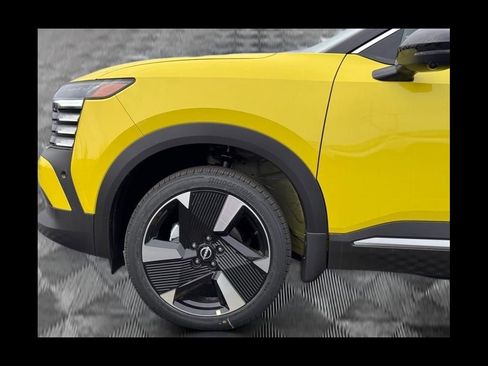 Certified 2025 Nissan Kicks SR image 21