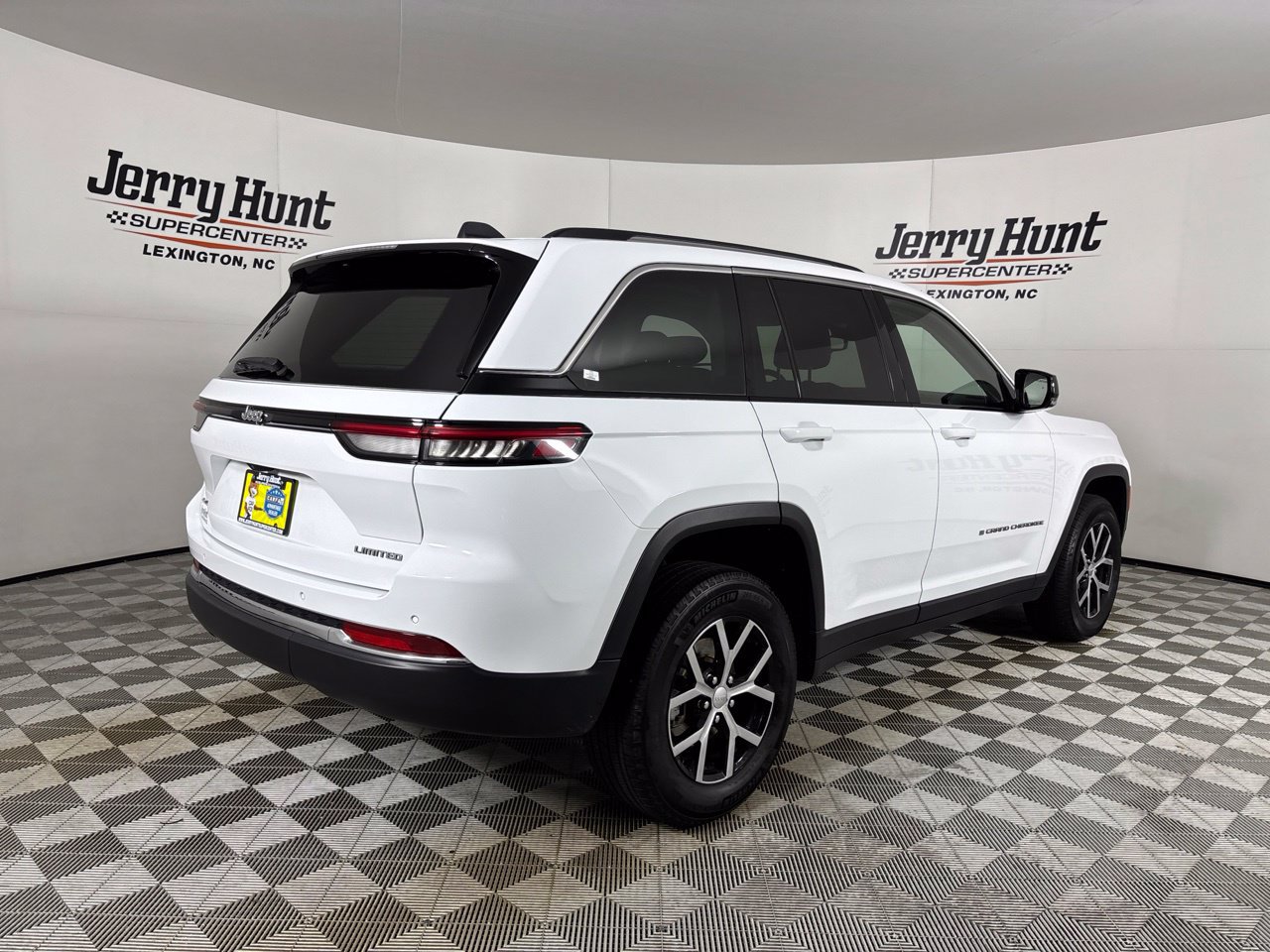 Used 2023 Jeep Grand Cherokee Limited AWD/4WD image 6