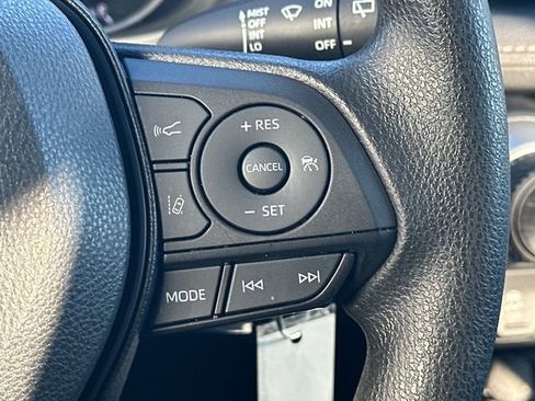 Used 2022 Toyota RAV4 LE image 19