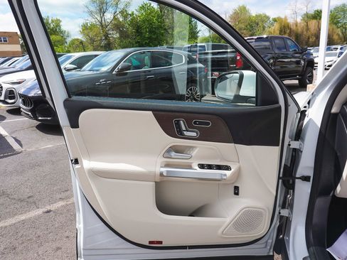 Used 2023 Mercedes-Benz EQB 300 4MATIC image 10