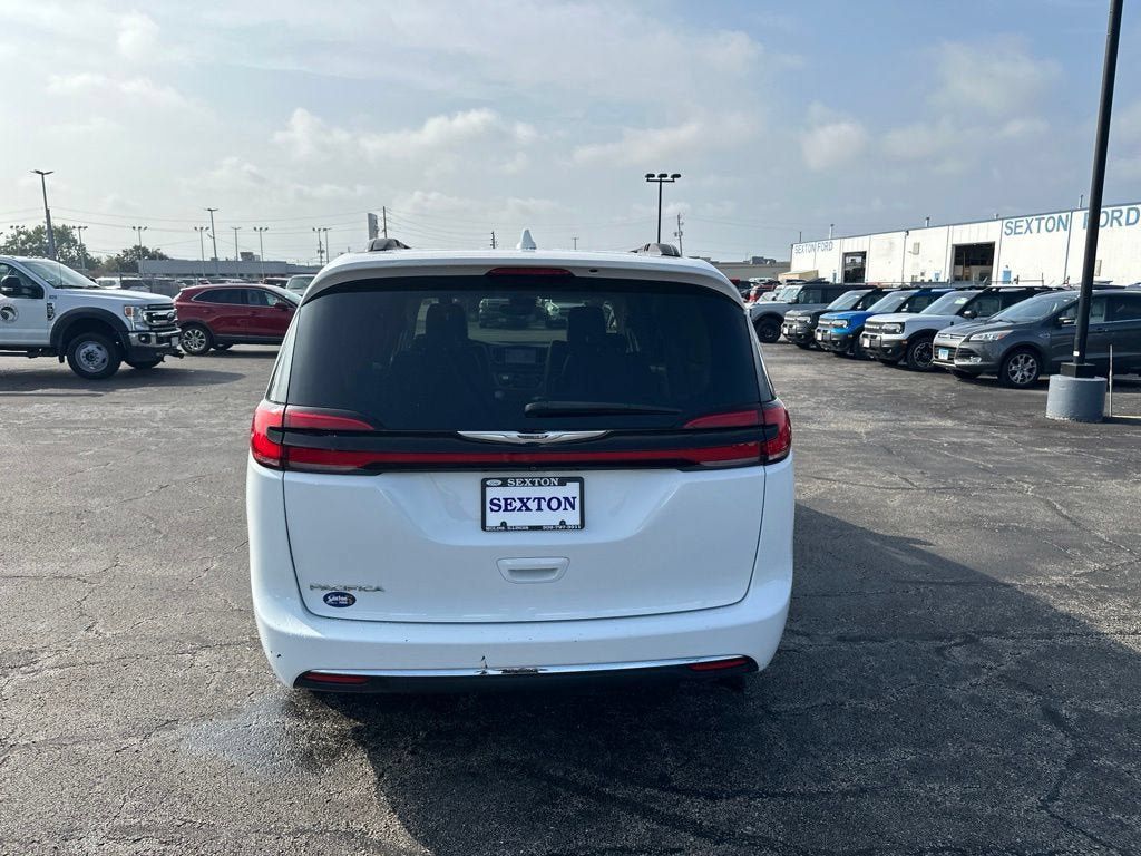 Used 2022 Chrysler Pacifica Touring-L FWD image 6