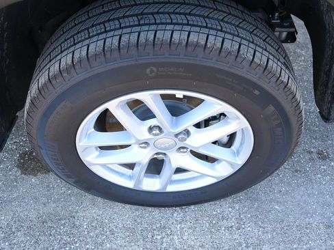 New 2025 Jeep Grand Cherokee L Laredo image 6