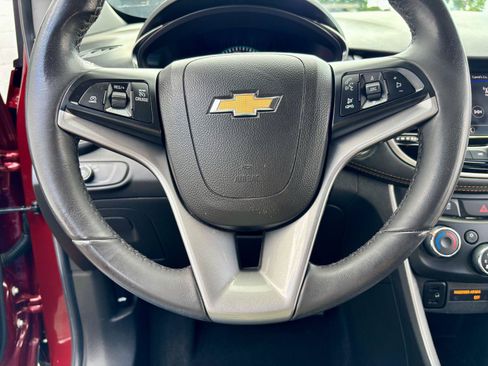 Used 2022 Chevrolet Trax LT w/ LT Convenience Package AWD/4WD image 17