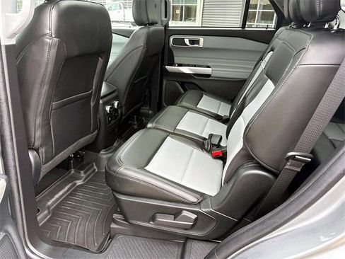 Used 2022 Ford Explorer XLT w/ Equipment Group 202A image 10