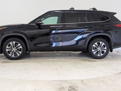 Used 2021 Toyota Highlander XLE image 2
